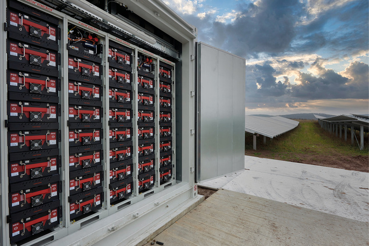 In Reckertshausen hat Intilion zwei unterschiedlich ausgelegte 
Stromspeicher in die Solarparks integriert.