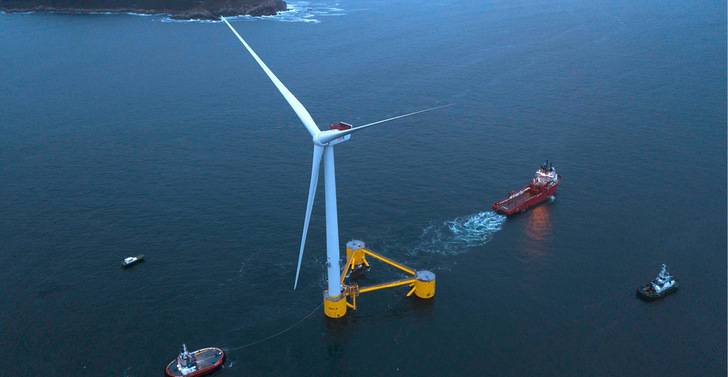 Turbinenausfahrt für schwimmenden Pilotwindpark Windfloat Atlantic vor Portugal 2020. Jetzt plant das Land mehr schwimmende Windkraft. - © Foto: dock90-edp
