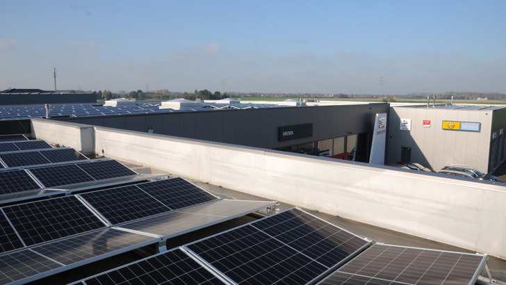 Die Solaranlage auf dem Dach des Autohauses Dresen in Korschenbroich liefert nur nur Strom für die Ladesäulen, sondern auch für einen Speicher. Dieser wiederum puffert die Netzanschlussleistung ab, wenn die Elektroautos laden. Mit diesem Projekt hat es IBC Solar ins Finale der Smarter E Awards geschafft.