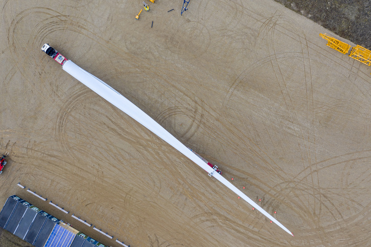 Transport eines Rotorblattes für die Prototypanlage der neuen Anlage SG 5.8-170 mit 5,8 MW zum dänischen Standort Høvsøre. Das Modell gehört der neuen Bauplattform 5.X an. 

