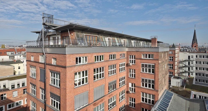 Ein CD-Presswerk, diverse Büros, ein Restaurant – und eine PV-Dachanlage mit 160 kW: Die Novalisstraße 11 in Berlin-Mitte ist ein Musterbeispiel für eine moderne Multi-Tenant-Gewerbeimmobilie. 