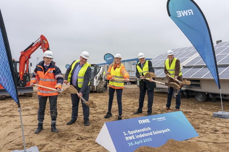 Landrat Wolfgang Spelthahn, Bürgermeister Stefan Pfennings und Indeland-Geschäftsführer Jens Bröker starteten mit RWE-Renewables-CEO Onshore Wind und Solar Katja Wünschel und RWE Power-Vorstand Dr. Lars Kulik offiziell den Bau der Anlage. - © RWE
