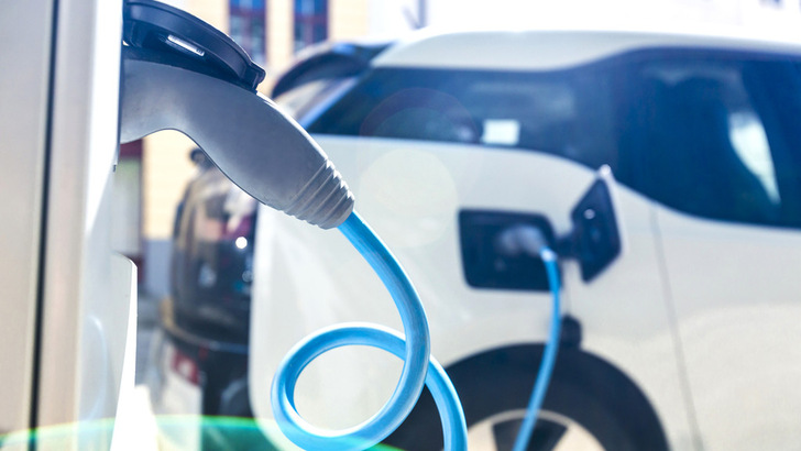 Die Daten des Batteriezustands werden mit einem kombinierten Lade- und Diagnosegerät ausgelesen. - © Mahle
 Die Daten des Batteriezustands werden mit einem kombinierten Lade- und Diagnosegerät ausgelesen.