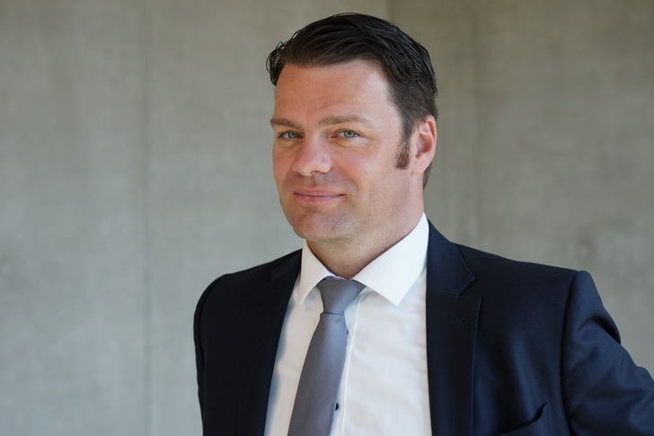 Autor dieses Textes ist Jan Thiele, Fachanwalt für Verwaltungsrecht und Partner der auf öffentliches Recht spezialisierten Kanzlei Dombert Rechtsanwälte. 