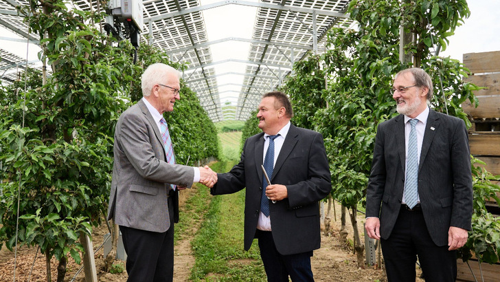 Zum Start des ersten Projekts der Modellregion Agriphotovoltaik kam Ministerpräsident Wnfried Krentschmann nach Kressbronn am Bodensee.