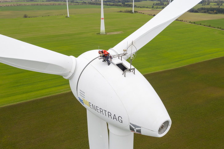 Enertrag-Servicetechniker bei der Wartung auf einer Enercon E-66 in Nechlin