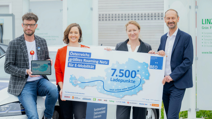 Die Projektpartner starten das österreichische Roamingnetz von Ladesäulen: Ulrich Heitmann, CEO von Cirrantic, Jasmine Ramsebner, Generalsekretärin des BEÖ, Ute Teufelberger, Geschäftsführerin von E-VO e-Mobility und Andreas Reinhardt, Vorsitzender des BEÖ (v.l.n.r.). - © Fotokerschi.at/Kerschbaummayr/BEÖ
 Die Projektpartner starten das österreichische Roamingnetz von Ladesäulen: Ulrich Heitmann, CEO von Cirrantic, Jasmine Ramsebner, Generalsekretärin des BEÖ, Ute Teufelberger, Geschäftsführerin von E-VO e-Mobility und Andreas Reinhardt, Vorsitzender des BEÖ (v.l.n.r.).
