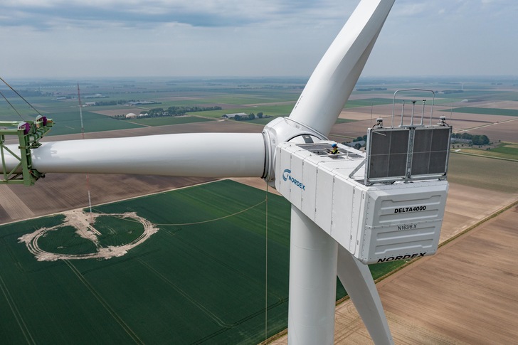 Erste N163 der Sechs-Megawatt-Klasse N163(/6.X mit etwa 6,8 MW Nennleistung. Die Anlage wird mit 14 weiteren baugleichen Nordex-Turbinen den künftigen Windpark Zeebiestocht und Olsterwind bilden.
