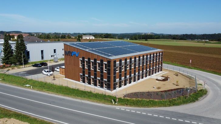 Eine Photovoltaikanlage mit 100 Kilowatt auf dem Pultdach und an der Fassade versorgen das Gebäude - © my-PV

