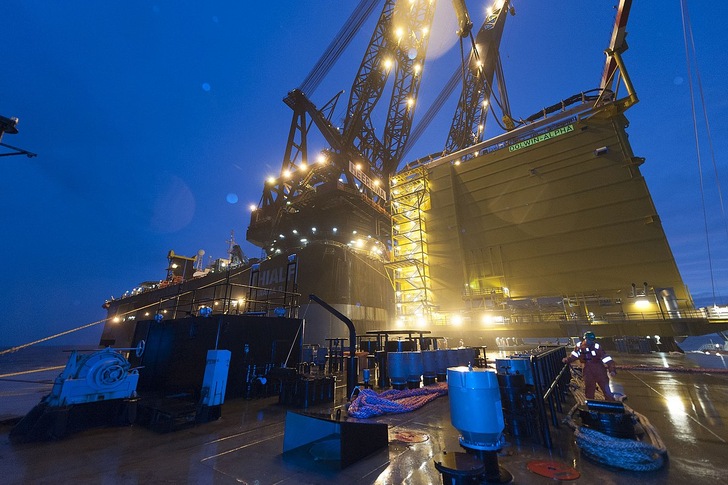 Installation der Tennet-Umspannplattform Dolwin Alpha in der Nordsee für die Windparks Borkum Riffgrund 1, Trianel Windpark Borkum und Trianel Windpark Borkum II
