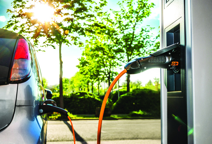 Die Nachfrage nach E-Autos ist 2021 weltweit rasant gewachsen. Dadurch sinkt der Bedarf an fossilen Kraftstoffen bereits leicht.   - © Petair/Stock.adobe.com

