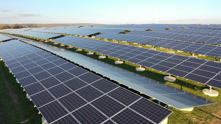 Ende 2020 waren in Deutschland PV-Module mit einer Nennleistung von 54 GW installiert, verteilt auf zwei Millionen Anlagen. 