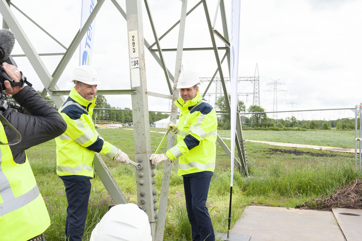 Niedersachsen Wirtschaftsminister Olaf Lies (rechts) und Tennet COO Tim Meyerjürgens legten beim Abbau des alten Strommastes selbst Hand an. - © TenneT
