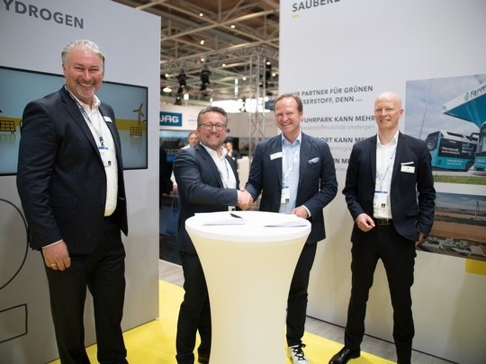 Vertragsunterzeichnung auf der Hannover Messe (v.l.n.r.): Heinrich Gärtner, CTO GP Joule, André Steinau, Geschäftsführer GP Joule Hydrogen, Frank Zimmermann, CFO H-TEC Systems und Marius Zasche, CTO H-TEC Systems - © GP JOULE
