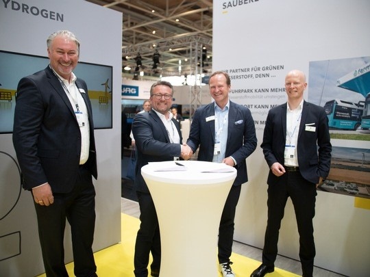 Vertragsunterzeichnung auf der Hannover Messe (v.l.n.r.): Heinrich Gärtner, CTO GP Joule, André Steinau, Geschäftsführer GP Joule Hydrogen, Frank Zimmermann, CFO H-TEC Systems und Marius Zasche, CTO H-TEC Systems 