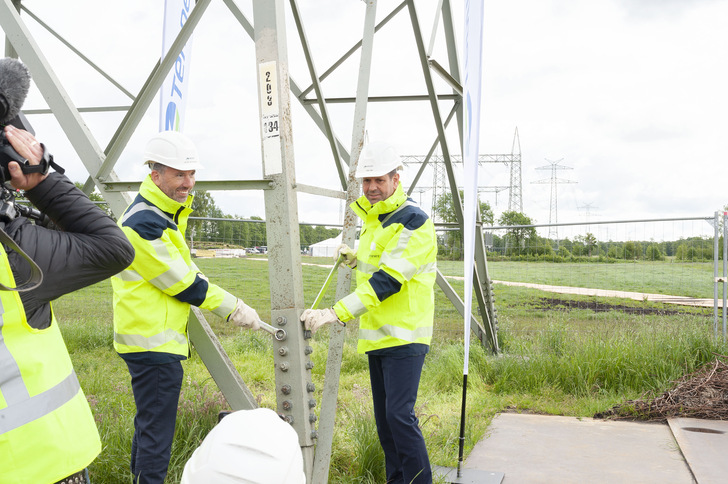  Niedersachsens Energieminister Olaf Lies und TenneT-COO Tim Meyerjürgens legen Hand an beim Rückbau der Bestandsleitung. 