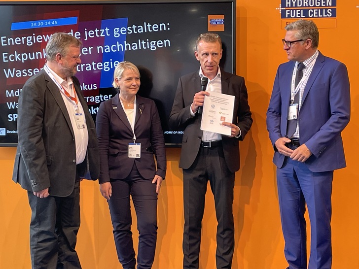 von links: Jörg Singer, Vorsitzender des Vereins Aqua Ventus, Heike Winkler, Geschäftsführerin WAB, Werner Diwald, Vorstandsvorsitzender DWV übergeben in Hannover den Apelll zur "Partnerschaft für eine klimaschonende Wasserstoffproduktion aus Offshore-Windenergie" an den SPD-Fraktionsbeauftragten für Wasserstoff, Andreas Rimkus.