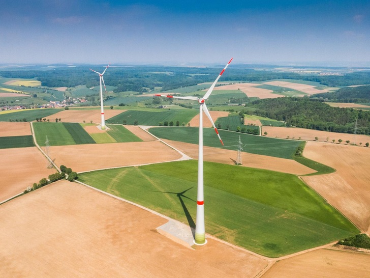 Süddeutsche Windkraft (hier in Baden-Württemberg) –  große Mindestabstände von 1.000 Metern als Möglichkeit der Akzeptanzsteuerung der regionalen Planungsverbände oder landesweit vorgeschrieben, wie es die CDU Thüringen nun noch rasch erreichen will (noch vor einer bevorstehenden bundesweiten Reform gegen neue Mindestabstände).   - © Stadtwerke Tübingen/ Camdragon
