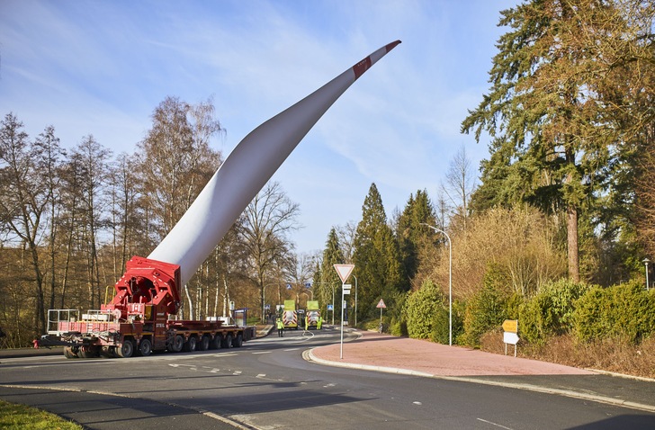 Ein (zu) seltenes Bild: Rotorblatttransport für einen neuen Windpark. - © Windwärts / Mark Mühlhaus | attenzione-photo.com
