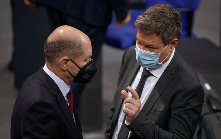 Bundeskanzler Olaf Scholz (SPD, li.) und Wirtschaftsminister Robert Habeck (Bündnis 90/Die Grünen) im Bundestag