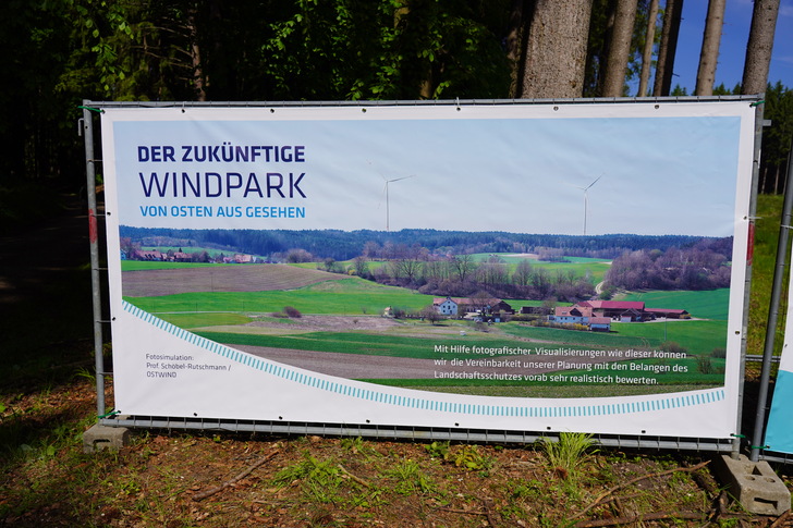 Ørsted prüft Kauf von Ostwind – fließt dänisches Kapital bald in bayerische Wälder? Ostwind-Projekt Windpark Sinzing bei Regensburg in Bayern, geplant sind zwei Turbinen mit 5 bis 7 Megawatt Nennleistung. Trotz Unterschreitung der 10-H-Abstandsvorgabe kann der Park womöglich 2024 gebaut werden, wie Ostwind andeutet. Zustimmung benachbarter Gemeinden liegt vor, positiver Bürgerentscheid ebenso. - © StMWi E. Neureuther
