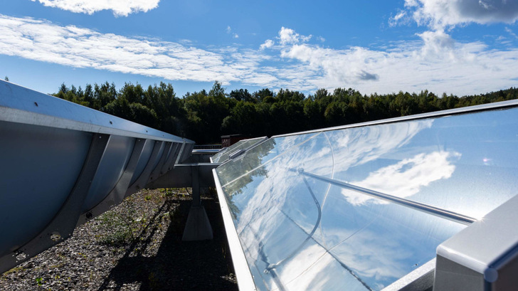 Absolicon hat die konzentrierende Solarthermie auf die Integration in Industriebetrieben zugeschnitten. - © Absolicon
