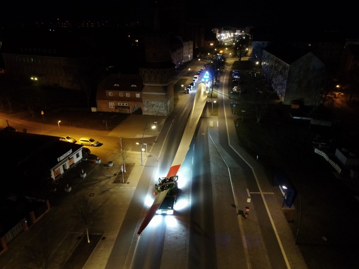 Ein Schwerlasttransport ist unterwegs. Auf eine Genehmigung dafür warten Projektentwickler oft lange. Ein Grund ist Personalmangel in den Behörden.
