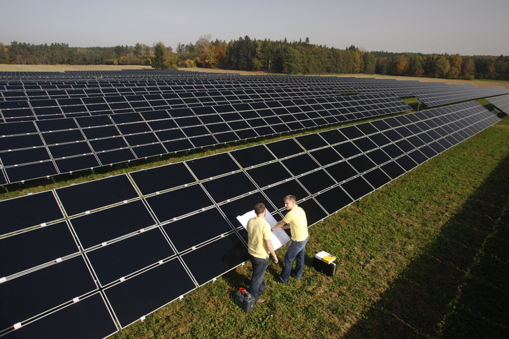 Um einen Solarpark derzeit fristgerecht fertigzustellen, sind starke Nerven notwendig. - © Phoenix Solar
