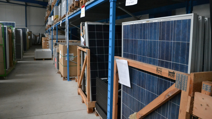 Mehr als 250.000 Solarmodule verschiedenster Hersteller und unterschiedlicher Jahrgänge hält Secondsol im Lager in Meiningen vor. - © Velka Botička
