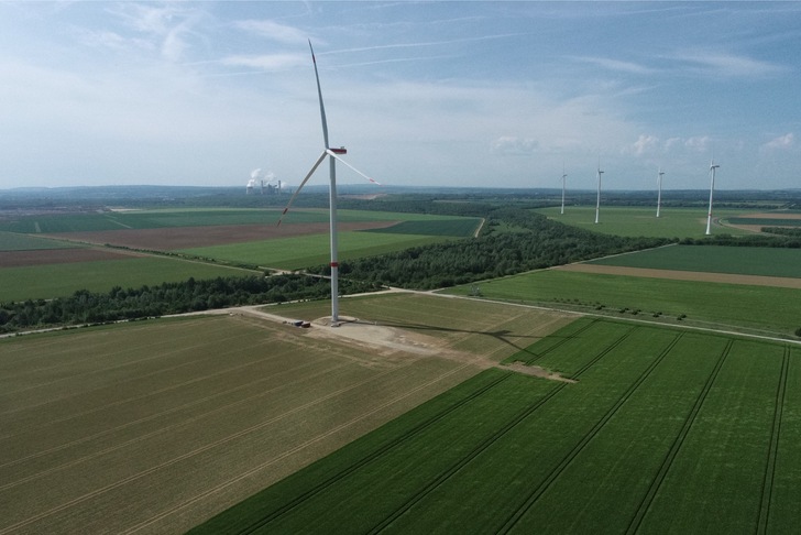 Der Windpark in Jülich-Bourheimn mit zwei Anlagen des Typs GE5.3-158 (General Electric).