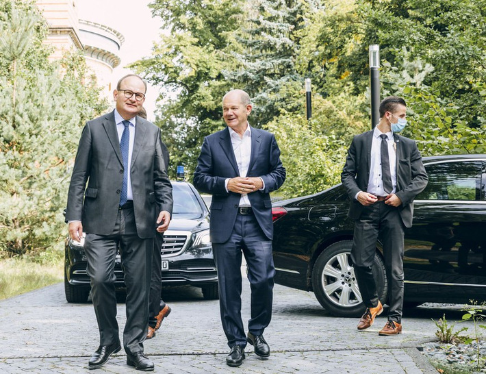 Der damalige SPD-Kanzlerkandidat und Bundesfinanzminister Olaf Scholz (Mitte) zu Besuch beim Potsdam-Institut für Klimafolgenforschung (PIK) im März 2021 im Gespräch mit PIK-Direktor Ottmar Edenhofer