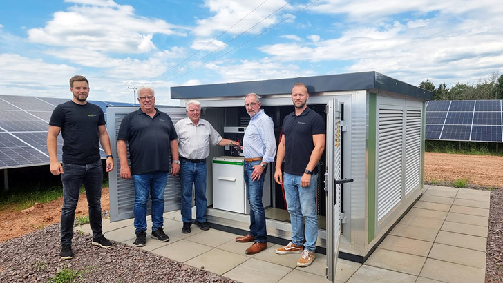 Über diese gemeinsame Umspannstation speisen die beiden Solarparks den Strom ins Netz ein.