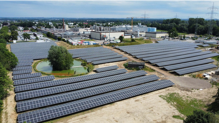 Der Solarpark auf dem eigenen Firmengelände deckt zehn Prozent des Strombedarfs von 3M in Hilden ab. - © 3M
