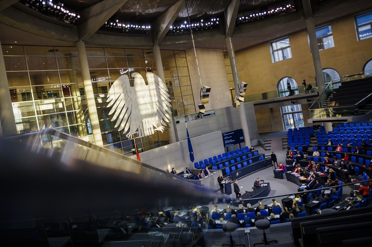 Deutscher Bundestag (Symbolfoto vom 24. März 2022) - © Thomas Trutschel / phototek - Deutscher Bundestag
