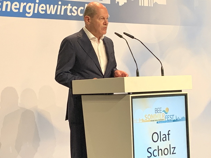 Bundeskanzler Olaf Scholz erntete auf dem BEE-Sommerfest in Berlin viel Applaus für sein klares Bekenntnis zu den erneuerbaren Energien. - © Nicole Weinhold
