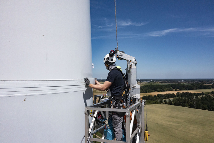 Die Hochleistungsfolie wurde speziell für den Einsatz an Windkraftanlagen entwickelt – sie schützt den Stahl und die Metallbeschichtungen der Türme vor Korrosion. 
