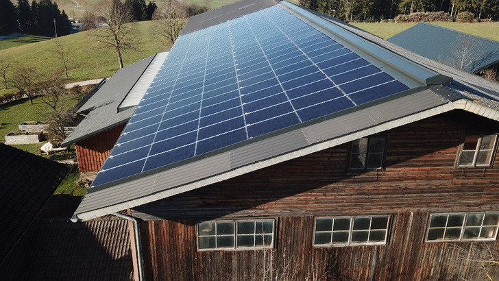 Die Größe der Solaranlage und eines Batteriespeichers muss zum Energieverbrauch des Landwirtschaftsbetriebs passen.