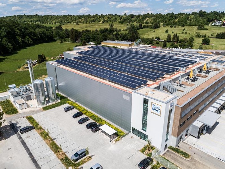Die derzeit größte Solarthermie-Anlage Deutschlands auf dem Lagergebäude von Ritter Sport, daneben die neu erbaute Energiezentrale der Stadtwerke Tübingen.