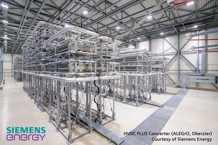 Der HVDC PLUS Converter von Siemens Energy in der erste HGÜ-Verbindung zwischen Deutschland und Belgien kann auch Momentanreserve für die Netzstabilität bereitstellen. - © Siemens Energy
