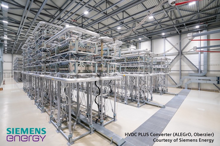 Der HVDC PLUS Converter von Siemens Energy in der erste HGÜ-Verbindung zwischen Deutschland und Belgien kann auch Momentanreserve für die Netzstabilität bereitstellen.