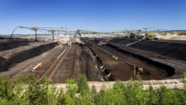 Der Braunkohletagebau hat tiefe Löcher in die Lausitz gerissen. Mit dem Solarpark will die LEAG nicht nur auf Erneuerbare umsteigen, sondern auch die Natur zurückbringen. - © Rainer Weisflog
