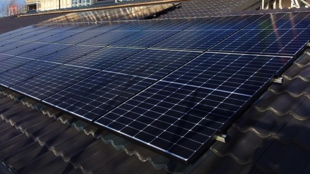Etwa 9.000 Kilowattstunde pro Jahr liefert die Solaranlage auf dem Dach des Neubaus auf Wangerooge. - © Wohungsbau-Gesellschaft Friesland
