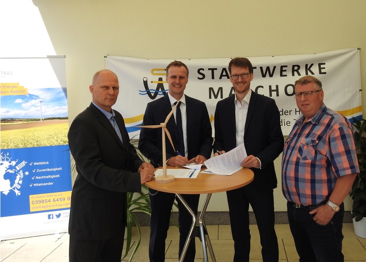 Weg frei für den Windkraftbonus: Von links René Putzar (Bürgermeister Stadt Malchow), Robert Kersting (Geschäftsführer Stadtwerke Malchow), Robert Vogt (Enertrag-Regionalleiter Mecklenburg-Vorpommern) und Manfred Semrau (Bürgermeister Bütow) beim Unterzeichnen der Vereinbarung. 