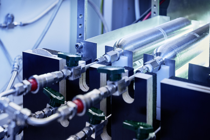 Die Lösung zur Speicherung von Wasserstoff? Metallhydridspeichertanks kombiniert mit einer Brennstoffzelle.