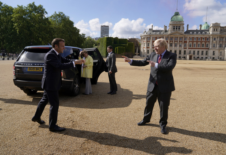 18/06/2020. London – Der britische Premier Boris Johnson und Frankreichs Präsident Emanuel Macron (links) treffen sich anlässlich eines Gedenkens an das Ende des zweiten Weltkrieges. Beide Staatschefs unterstützen eine Renaissance der Atomkraft.
