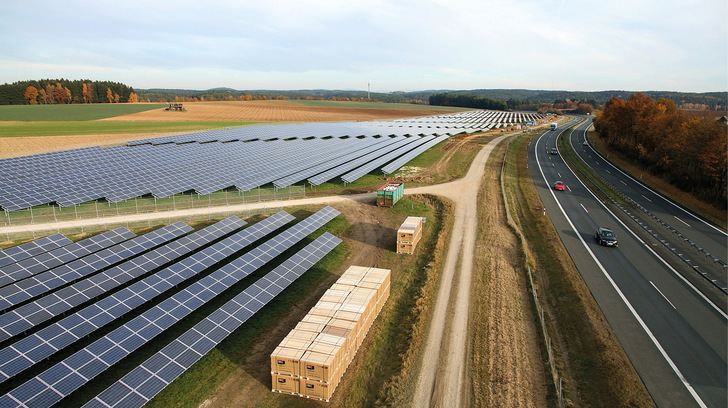 IBC Solar realisiert große Solarparks, aber auch besonders effiziente Dachanlagen. - © Foto: IBC Solar
