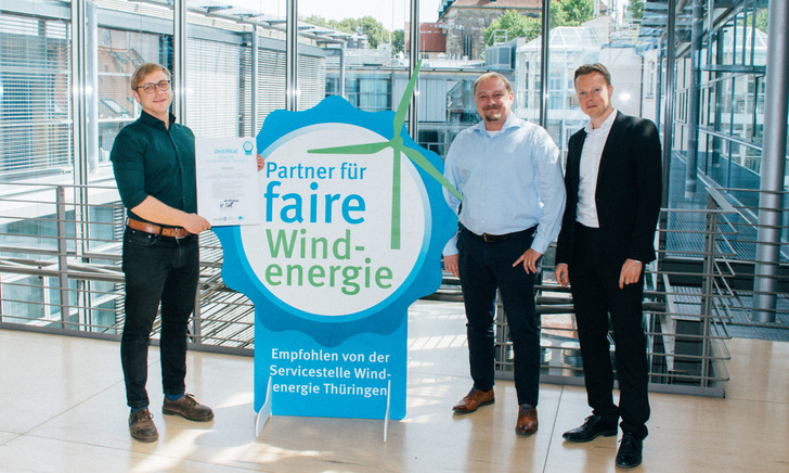 Siegelübergabe: Thomas Platzek, Projektleiter für Erneuerbare Energien – Servicestelle Windenergie der Thüringer Energie- und Greentech-Agentur (ThEGA),  David Drössler, Senior Projektmanager der Trianel Energieprojekte, Matthias Netsch, Senior Projektmanager der Trianel Energieprojekte. - © Trianel
