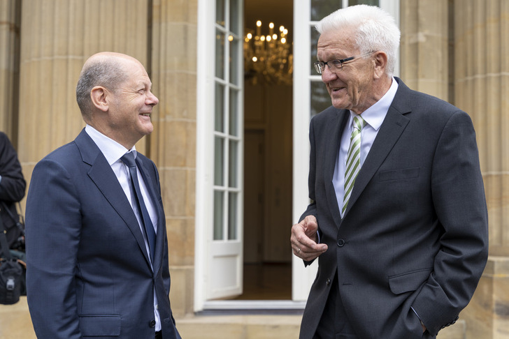 Bundeskanzler Olaf Scholz im Gespräch mit Baden-Württembergs Ministerpräsidenten Winfried Kretschmann (rechts), der auch energiepolitisch in Berlin mitreden will.
