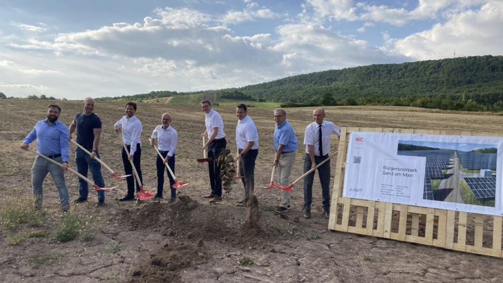 Beim Spatenstich für den neuen Bürgersolarpark in Sand am Main waren alle Projektbeteiligten anwesend.