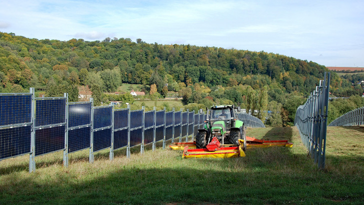 Solche Anlagen bringen für die Energiewende riesige Vorteile und zusätzliche Einnahmen für die Landwirte. - © Next2Sun
